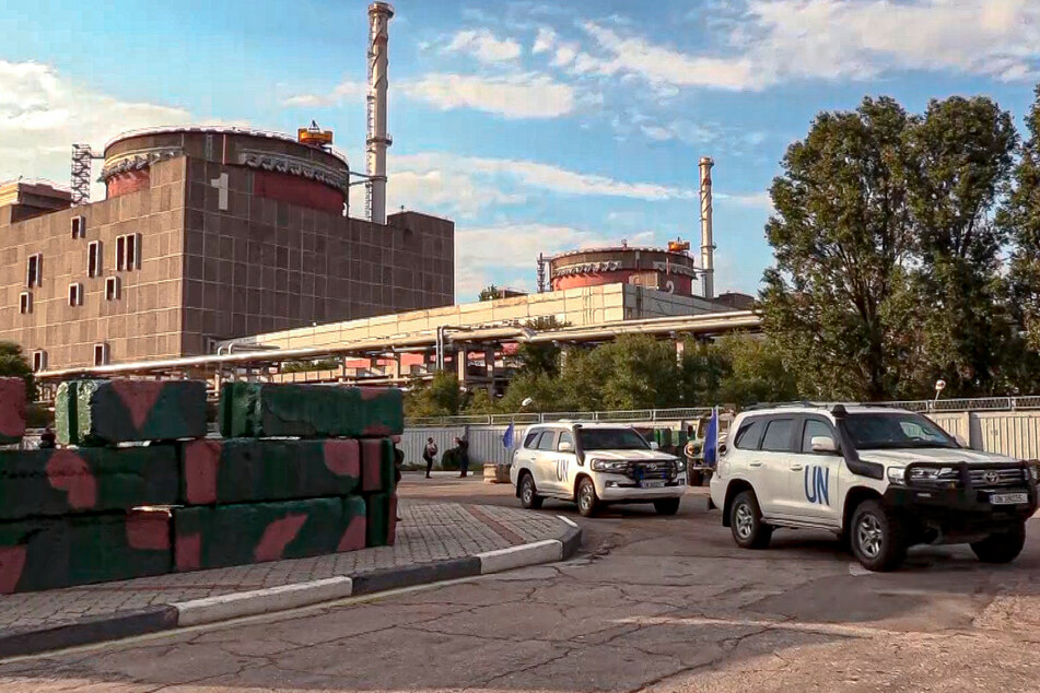 Auf diesem vom Pressedienst des russischen Verteidigungsministeriums veröffentlichten Foto verlässt eine Fahrzeugkolonne mit Mitgliedern der Internationalen Atomenergiebehörde (IAEA) nach der Inspektion des Kernkraftwerks Saporischschja das Gelände.