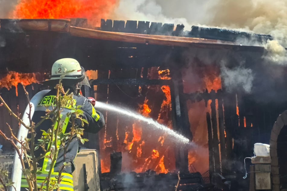 Auch in einem Kleingartenverein in Celle war die Feuerwehr im Einsatz.