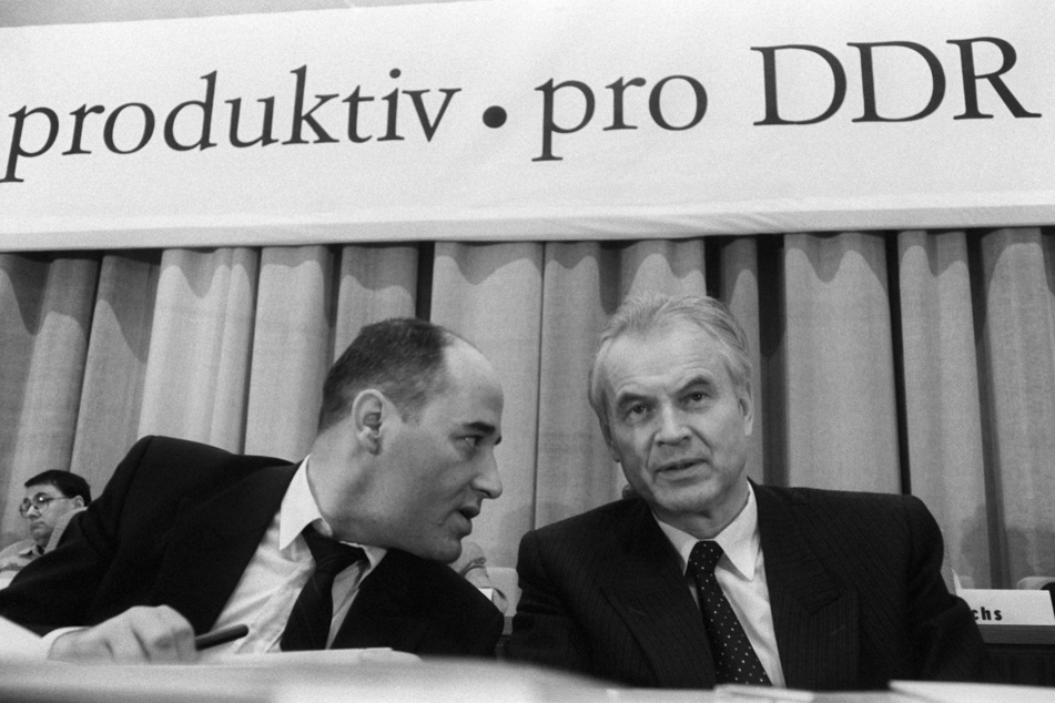 1. Parteitag der PDS im Jahr 1990: Der damalige Parteivorsitzende Gregor Gysi (75, l.) im Gespräch mit dem Vorsitzenden des DDR-Ministerrates, Hans Modrow.