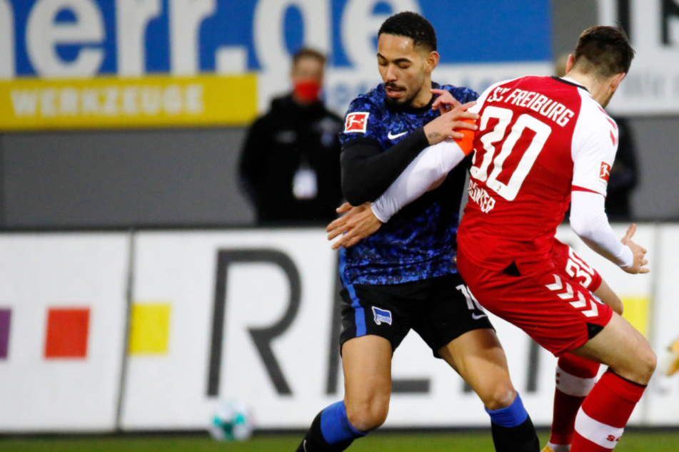 Christian Günter vom SC Freiburg (r.) im Zweikampf gegen Matheus Cunha von Hertha BSC.