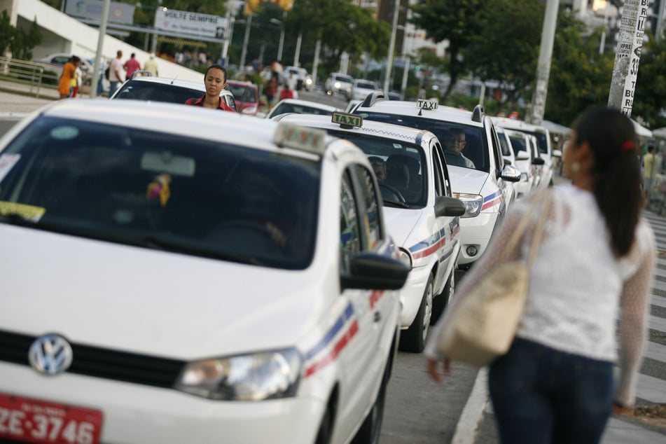 Uber-Fahrer sind offiziell keine Taxi-Fahrer, weil sie nicht fest angestellt sind. Ihr Funktion ist aber trotzdem die gleiche: Menschen ans Ziel bringen.