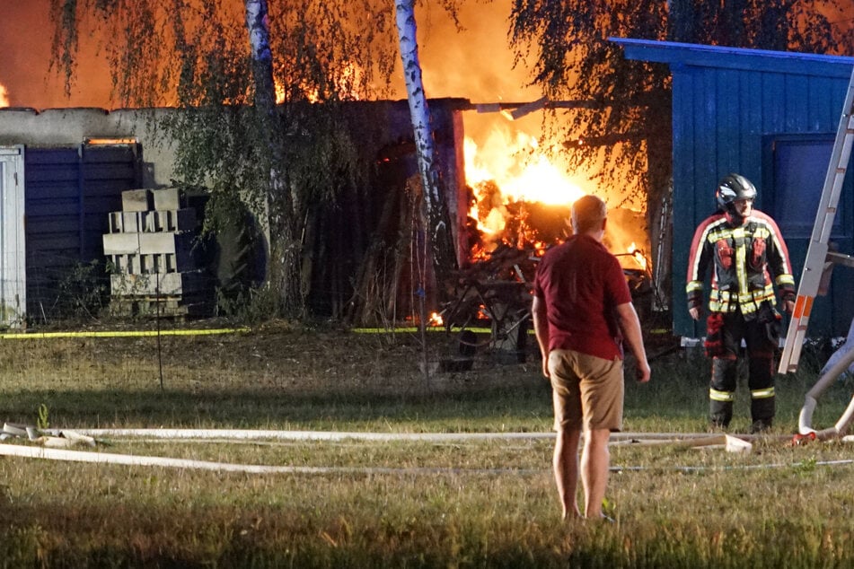 Leipzig: Feuerwehreinsatz bei Leipzig: Scheune geht in Flammen auf und brennt aus
