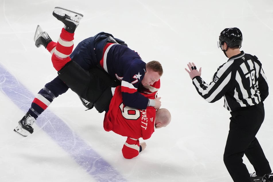 Hier wirft sich der US-Amerikaner Brady Tkachuk (25, l.) auf den Kanadier Sam Bennett (28, r.)