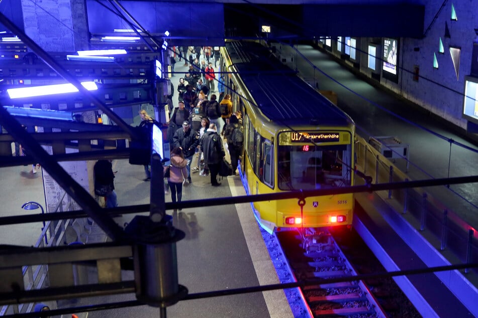 Menschen steigen in eine U-Bahn unter dem Essener Hauptbahnhof.