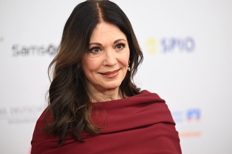 Die deutsche Film-Ikone Iris Berben (75) stand beim Schaulaufen der Stars am Roten Teppich mit im Blitzlicht-Gewitter.