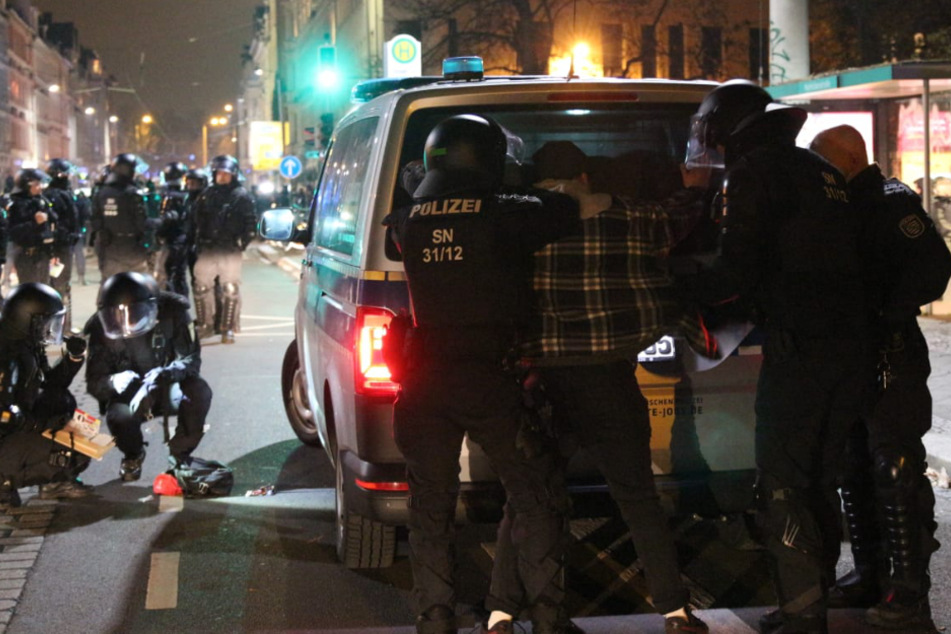 Leipzig Connewitz: "ACAB-Day" in Connewitz: Ermittlungen gegen Polizisten und Randalierer