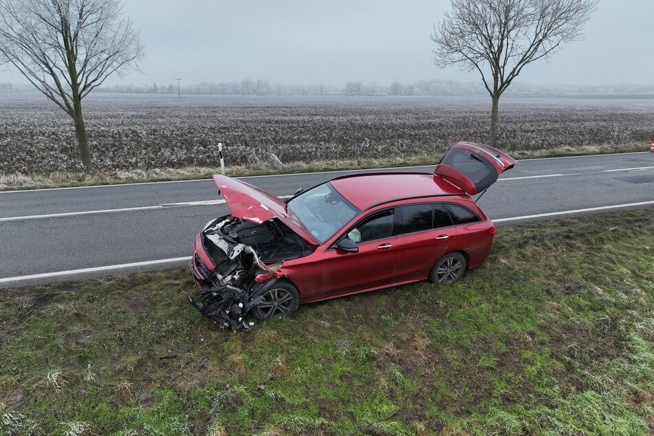 Der Fahrer des Mercedes (64) musste von der Feuerwehr befreit werden.