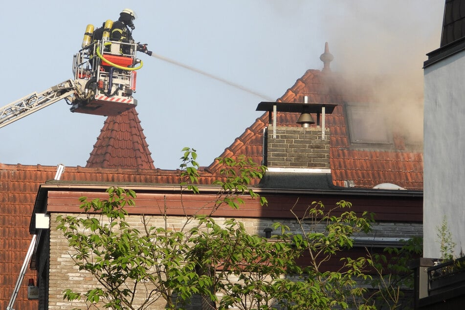 Hamburg: Hitzeschlacht in Hamburg! Einsatzkräfte kämpfen gegen Feuer und Extrem-Temperaturen