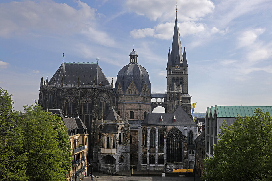 Der Aachener Dom ist nicht so groß wie der Kölner Dom. Ein Besuch lohnt sich trotzdem.