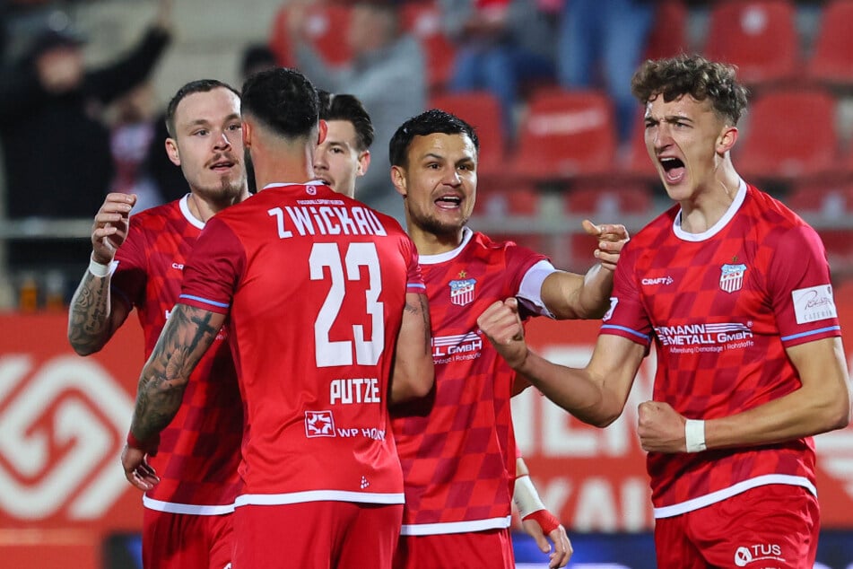 Torschütze Lukas Eixler (r.) holt die Zwickauer kurz nach dem Seitenwechsel wieder zurück in die Partie.