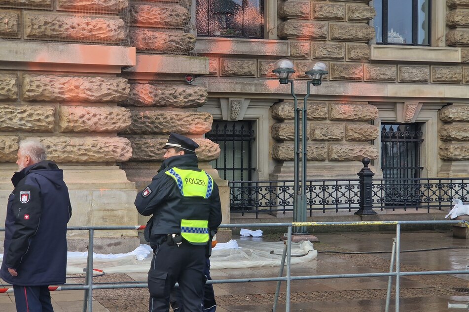 Zum aktuellen Zeitpunkt ist der Haupteingang des Hamburger Rathauses gesperrt. Die Polizei bewacht die Absperrung.