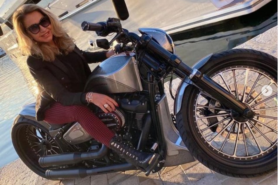 Im Hafen von Monte Carlo posiert die gebürtige Kölnerin auf der neuen Harley-Davidson von Ehemann Robert Geiss (57).