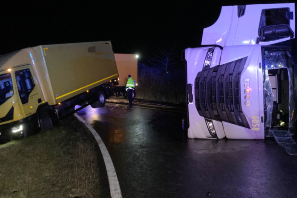 Unfall A14: Glätte sorgt für Unfall auf A14: Sattelzug kippt um, anderer Lastwagen landet in Graben