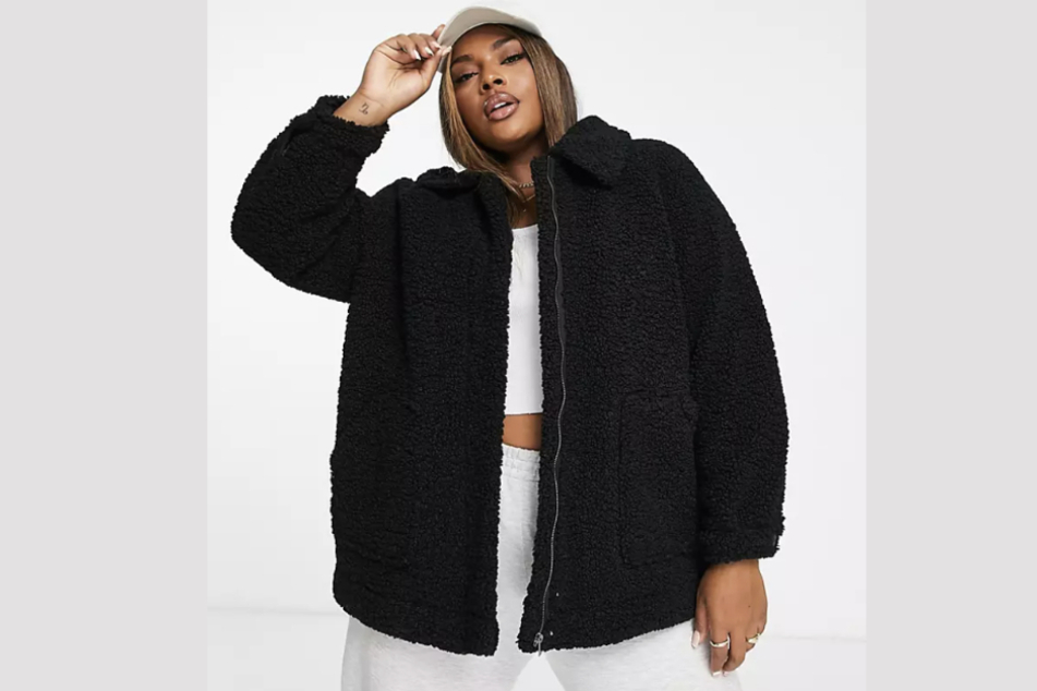 Diese kuschelige Teddyjacke in Plus Size passt zu jedem Outfit.