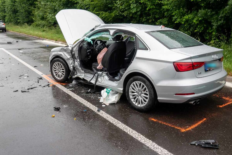 Tödlicher Crash mit Laster: Audi-Fahrerin stirbt!