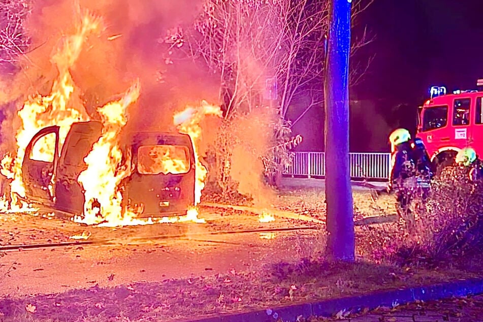 Mercedes fackelt auf Parkplatz komplett ab