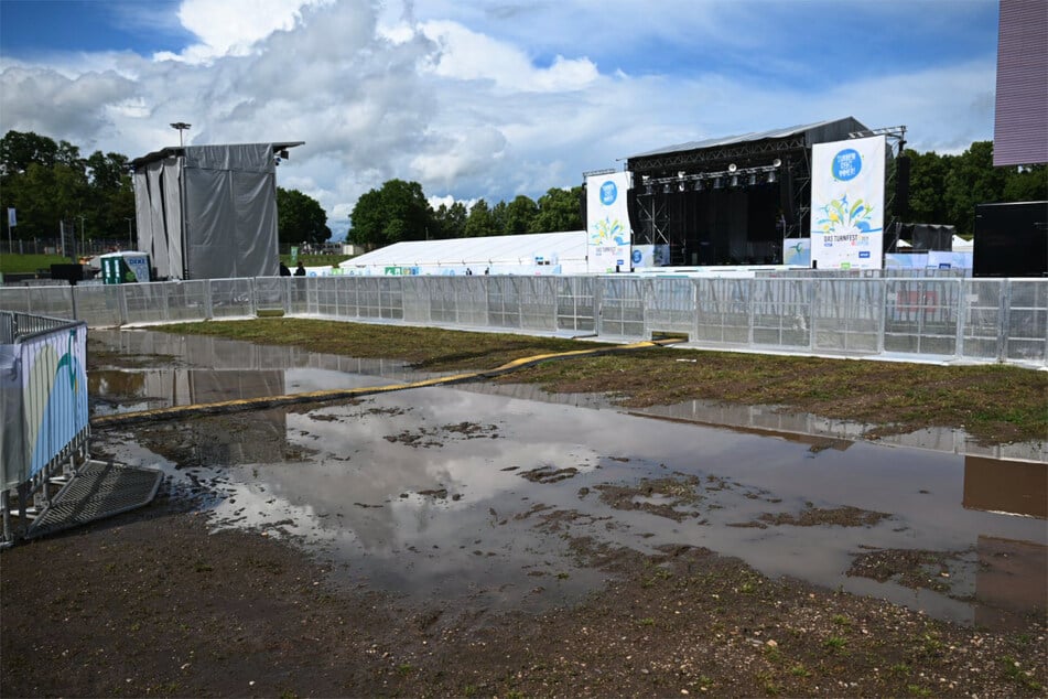 Der starke Regen hinterließ seine Spuren auf der Festwiese.