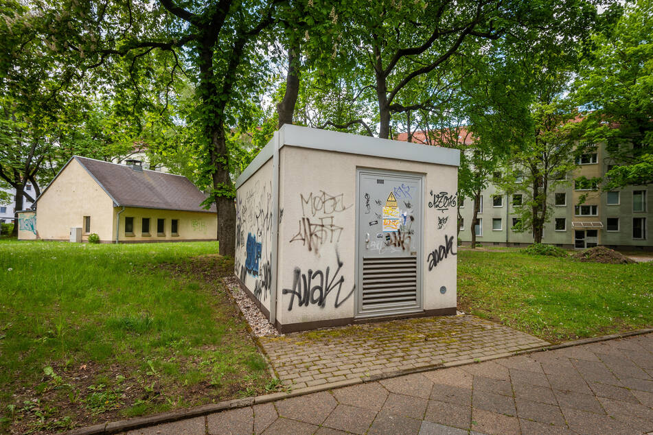 Dieses Grundstück an der Karl-Immermann-Straße verkauft die Stadt an Eins Energie. Strom-Trafo-Häuschen und Fernwärmeleitungen sind in Betrieb.