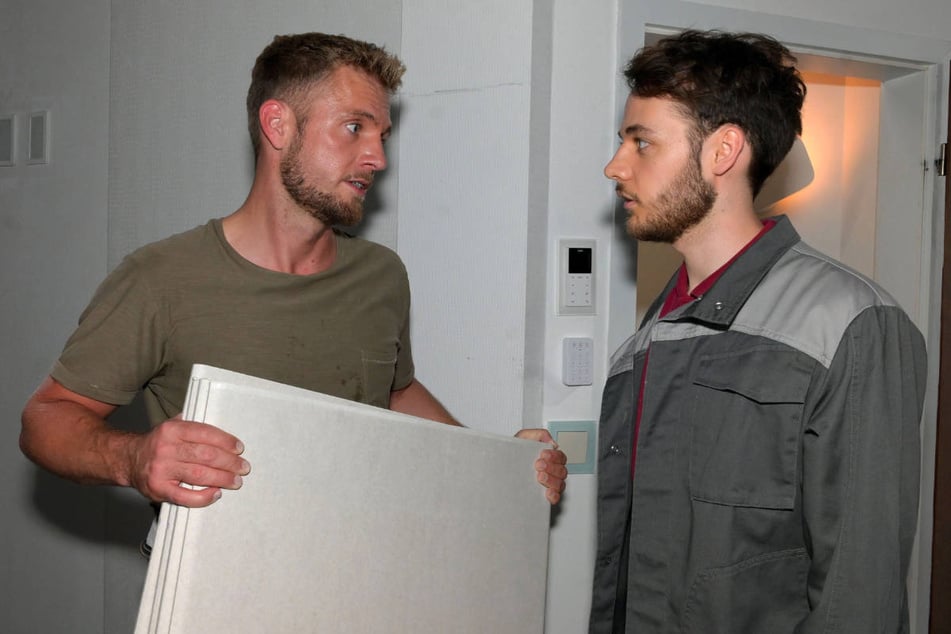 Paul (l.) stellt Robin als Gehilfen in seiner Firma ein.