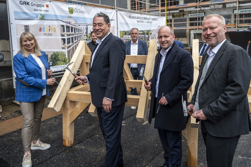 Staatsministerin Petra Köpping (65, SPD) beim Einschlagen der Nägel mit Vetretern der GRK Gruppe und der advita Pflegedienst GmbH.