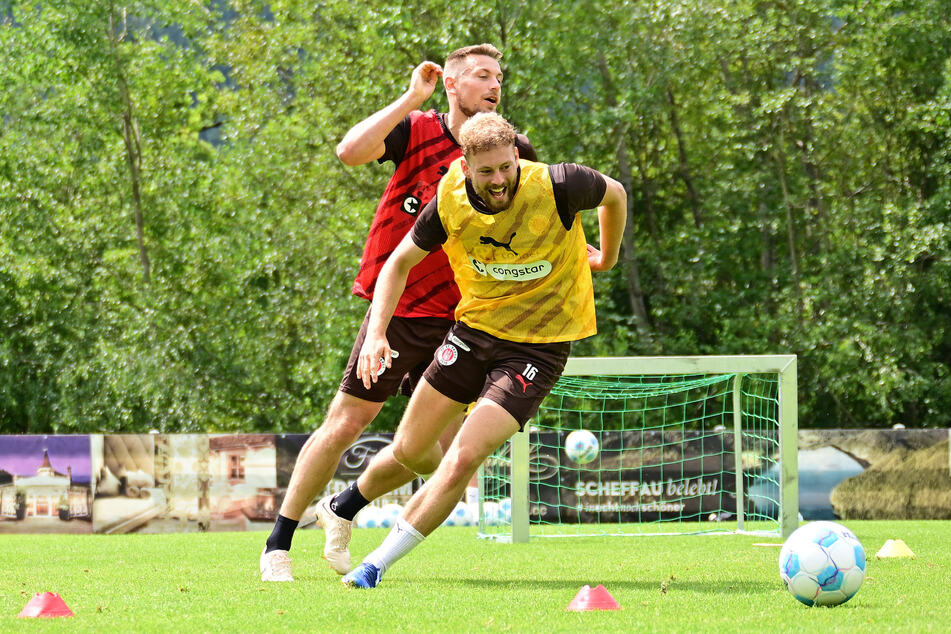 Hauke Wahl (30, hinten) und Carlo Boukhalfa (25) schenkten sich im intensiven Trainings nichts.