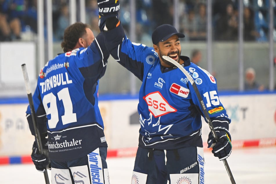 Kapitän Travis Turnbull (l.) und Neuzugang C. J. Suess hatten ihren Spaß.