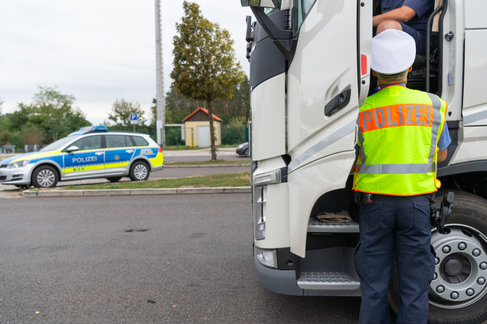 Der Lkw-Fahrer konnte noch auf dem Rastplatz festgenommen werden. (Symbolbild)