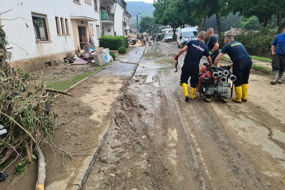 Vor allem beim Auspumpen von Kellern will das zwölfköpfige Team aus Sachsen helfen.