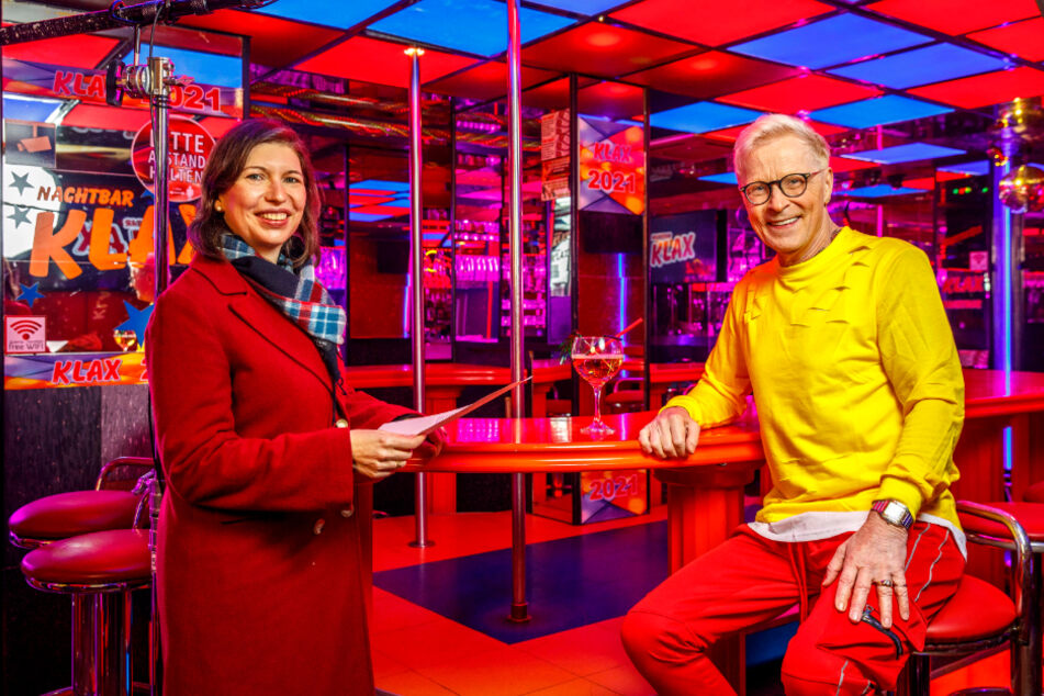 Regisseurin Kathrin Schwiering (44, l.) interviewt Wolle Förster (67) im Nachtclub "Klax" für ihre 90er-Jahre-Doku.
