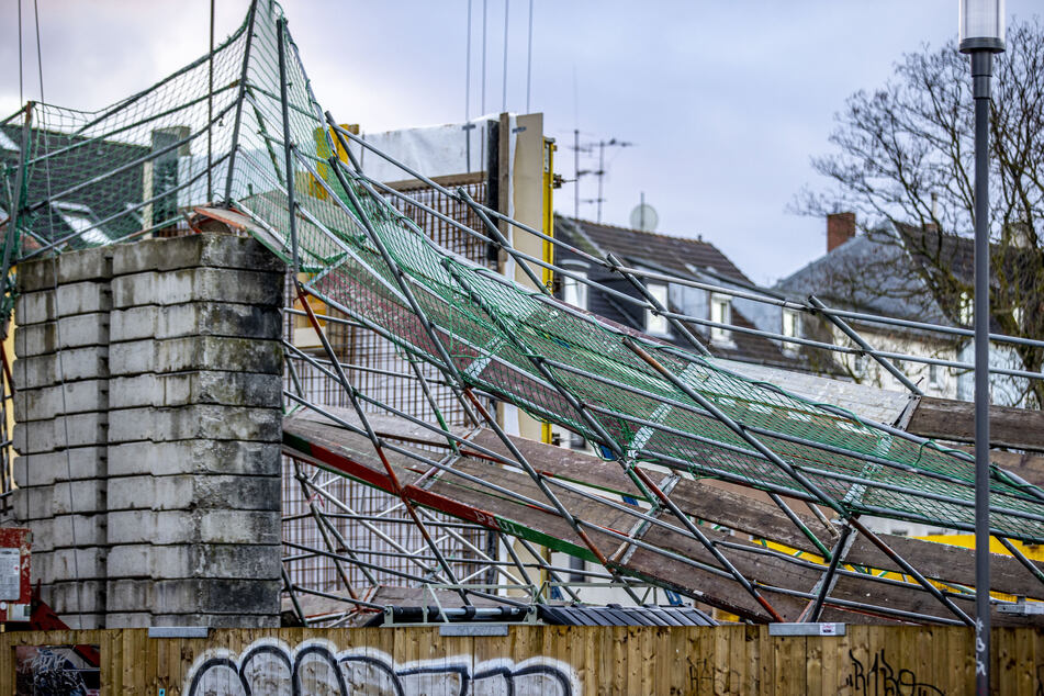 Ein Baugerüst des Rohbaus der Turnhalle am Steinbart des Gymnasiums an der Cecilienstraße in Duisburg liegt nach dem Durchzug des Sturms Goran auf der Seite.