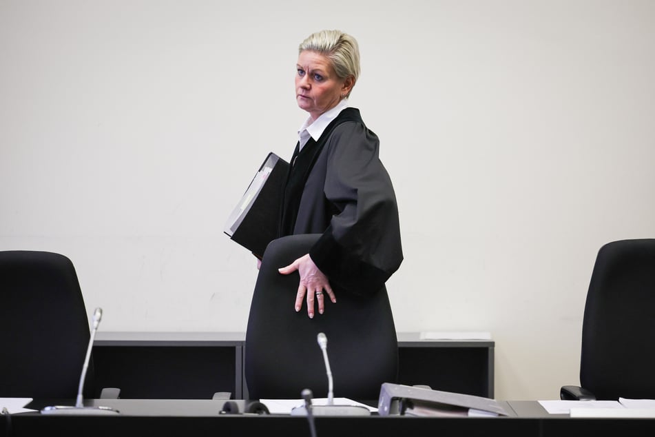 Jessica Koerner, Vorsitzende Richterin am Landgericht, kommt zu Beginn des Prozesses in den Gerichtssaal im Strafjustizgebäude.