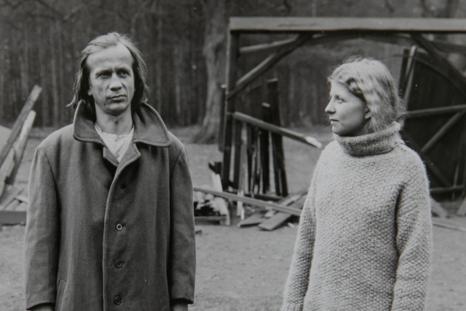 Standbild aus dem Film "Rublak". Links als Lausitzer Geist Christian Grashof (79). Rechts Johanna Schall (64).