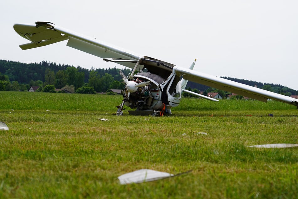 Das Ultraleichtflugzeug liegt nach dem Absturz beschädigt auf dem Rasen.