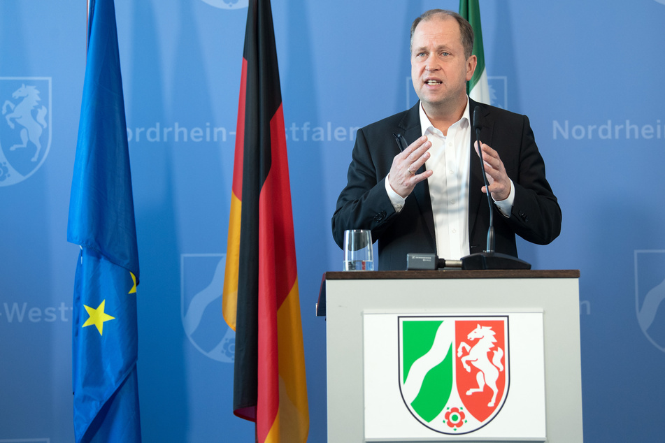 NRW-Familienminister Joachim Stamp bei einer Pressekonferenz.