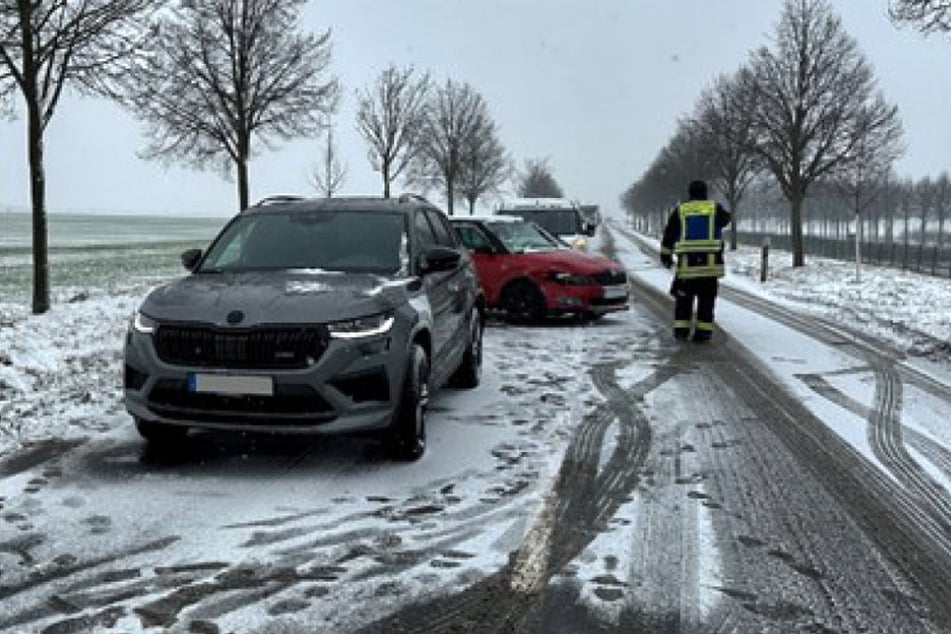 Es gab eine große Anzahl an Auffahrunfällen auf den glatten Straßen, wie hier auf der Landesstraße 66 zwischen Quedlinburg und Wedderstedt.