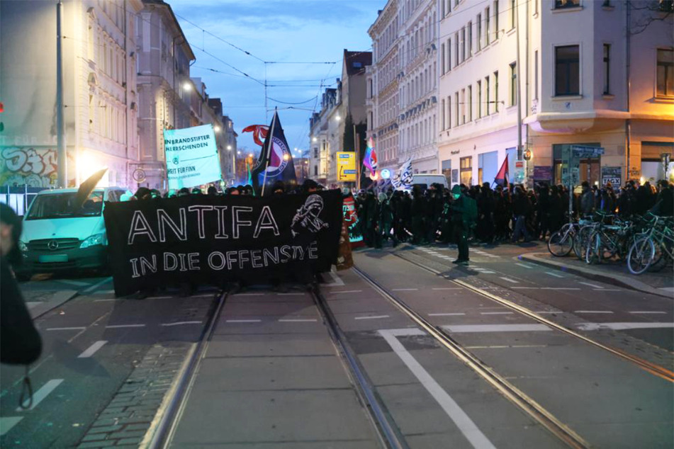 Unter dem Motto "Antifa in die Offensive" zogen Demonstranten am Samstagabend durch den Leipziger Süden.