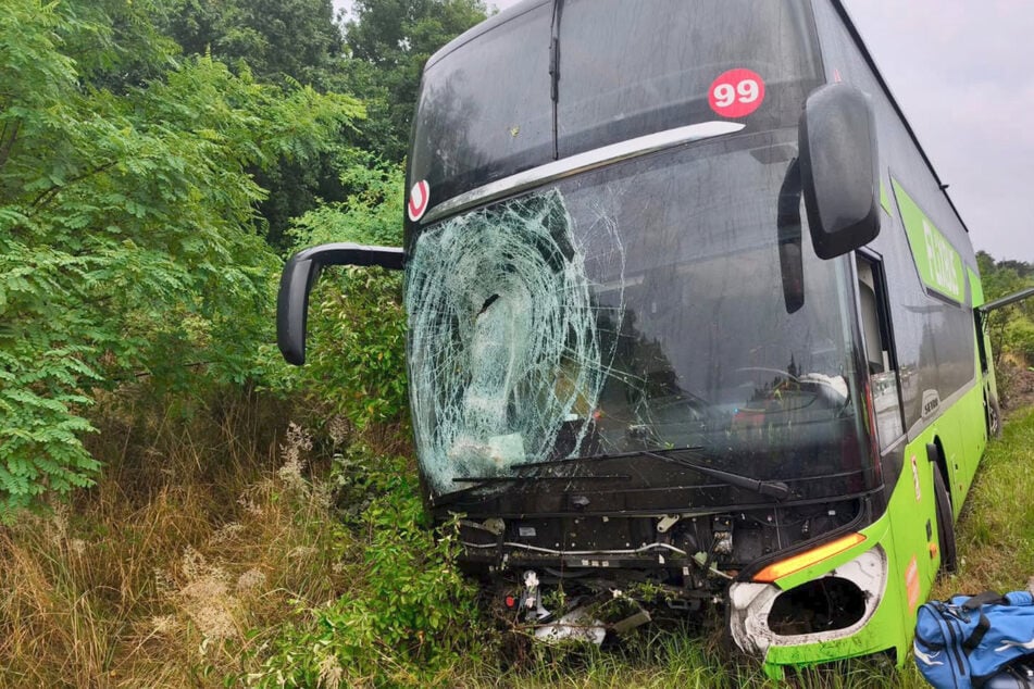 Unfall A2: Reisebus kommt von Autobahn ab: Elf Verletzte