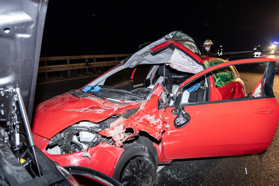 Eine schwer verletzte Frau musste von den alarmierten Rettungskräften aus ihrem völlig demolierten Fiat befreit werden.
