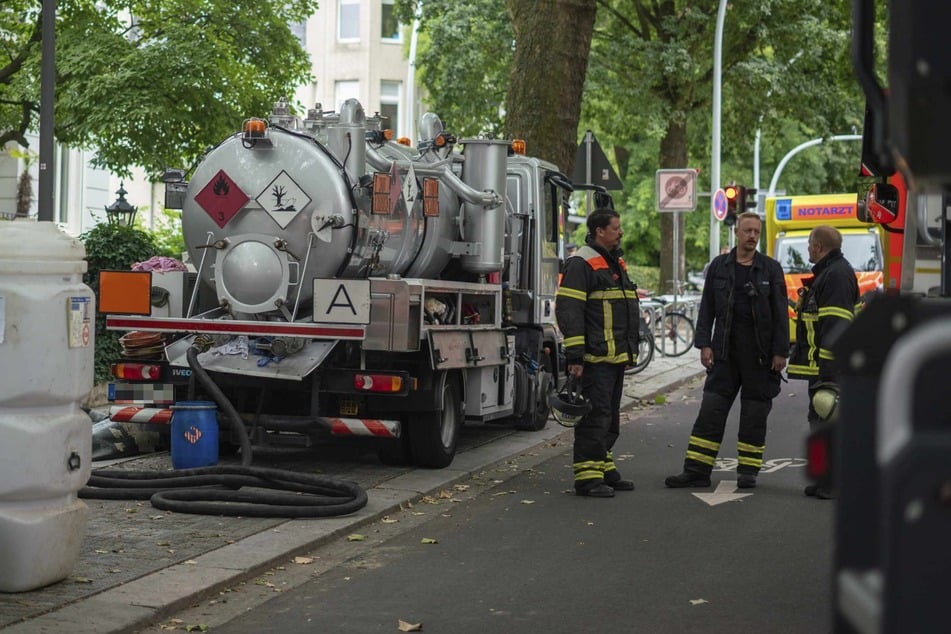 Hamburg: Kollegen alarmieren den Notruf! Arbeiter stürzt in unterirdischen Öltank
