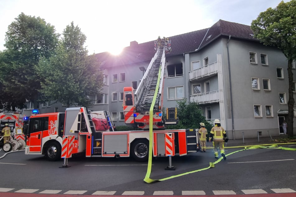Mithilfe von Drehleitern schafften die Feuerwehrkräfte die Menschen aus dem Gebäude.