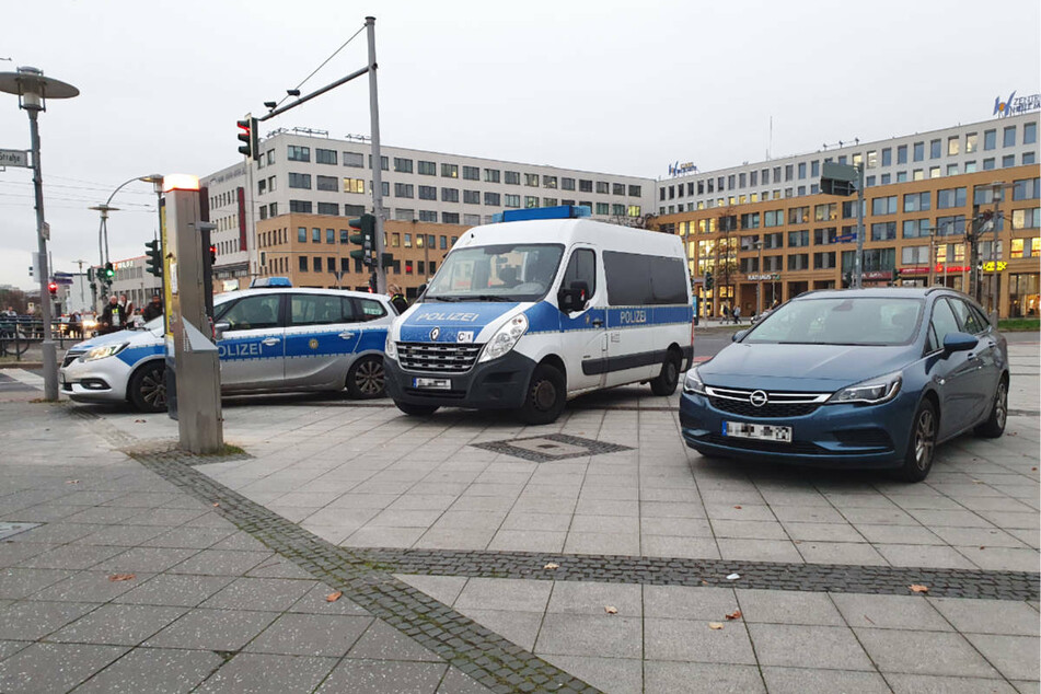 Mehrere Polizeiwagen stehen vor dem U-Bahnhof Hellersdorf. Auch das LKA ist angerückt, um den Vorfall zu untersuchen.