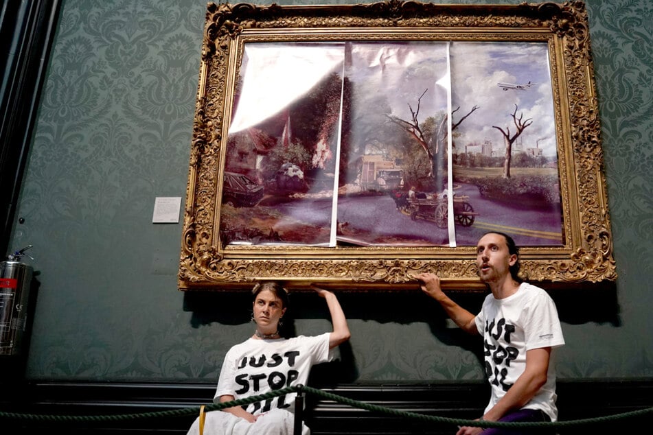 Im Sommer 2022 hatten zwei Klimaaktivisten der Organisation "Just Stop Oil" ihre Hände am Rahmen des Gemäldes "The Hay Wain" von John Constable geklebt.