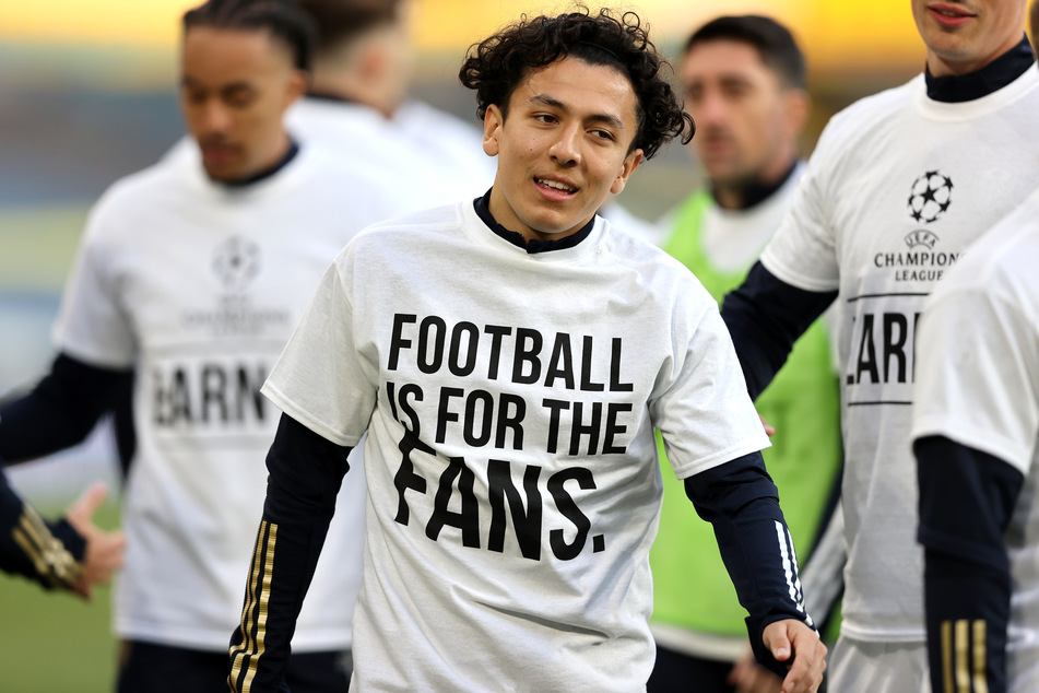 Die Spieler von Leeds United mit dem Protest-Shirt vor dem Spiel gegen die "Reds".
