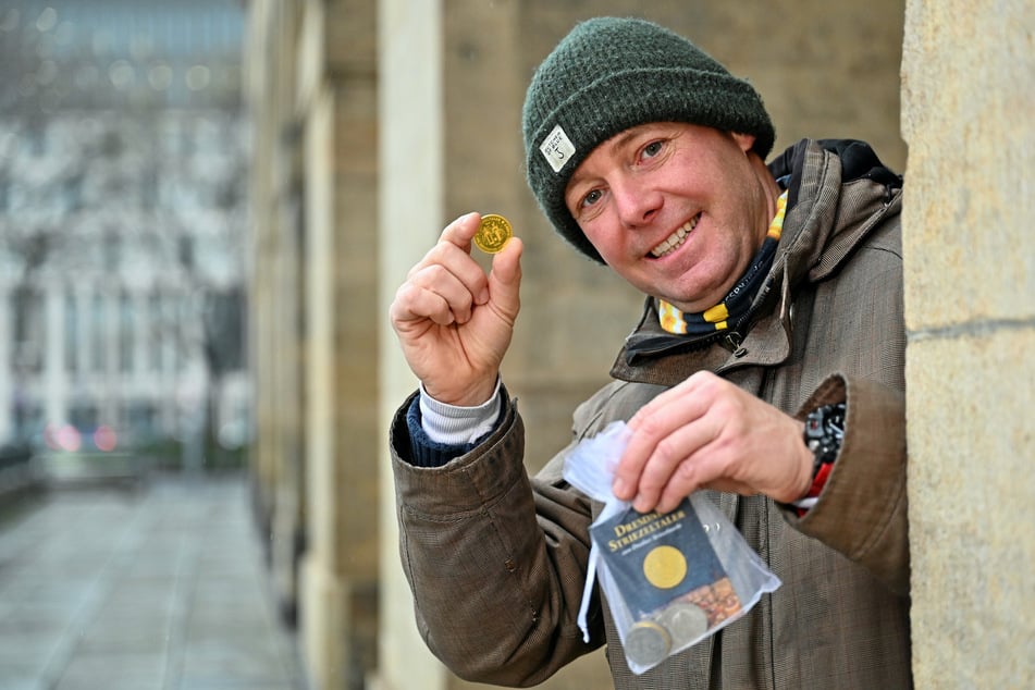 Sven Ruschau (48) von der Dresden Information zeigt den neuen Striezeltaler.