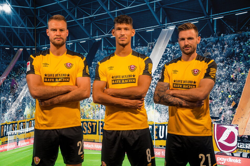 "LOVE DYNAMO - HATE RACISM"! (v.l.) Sebastian Mai (27), Heinz Mörschel (24) und Michael Sollbauer (31) in den Sondertrikots, die die Dresdner am Sonntag tragen werden.