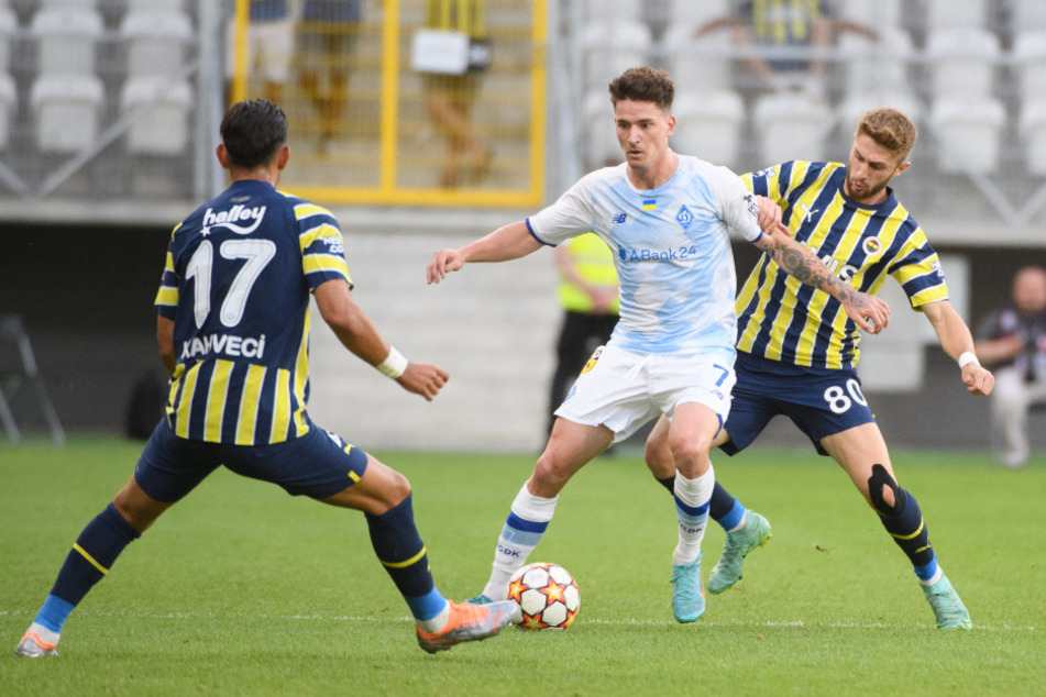 Benjamin Verbic (28, M.) von Dynamo Kiew gegen Irfan Can Kahveci (27, l.) und Ismail Yüksek (23, r.) von Fenerbahce Istanbul. Das Hinspiel in Lodz endete 0:0.