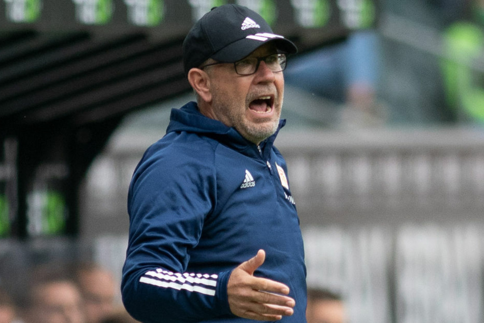 Union-Coach Urs Fischer (54) steht am 2. Spieltag im Borussia Park am Spielfeldrand. In der Pressekonferenz vor dem anstehenden Freitags-Spiel gegen den 1. FSV Mainz 05 verglich er den Gegner mit einem "angeschossenen Tier".