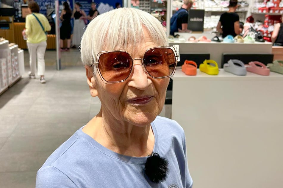 Agnes (80) weiß mit ihrem Modebewusstsein zu glänzen.