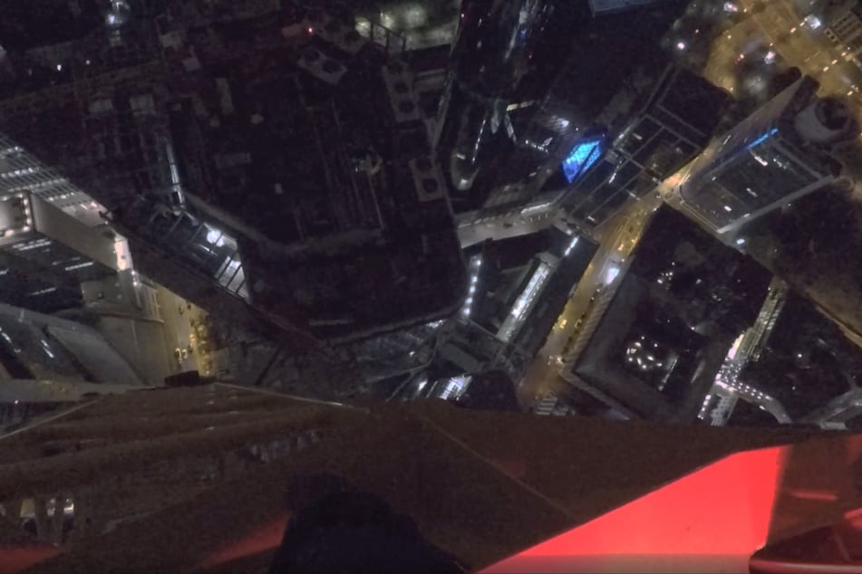 Die illegale Kletteraktion fand offensichtlich im Schutze der Nacht statt, wie die Aufnahmen verraten.