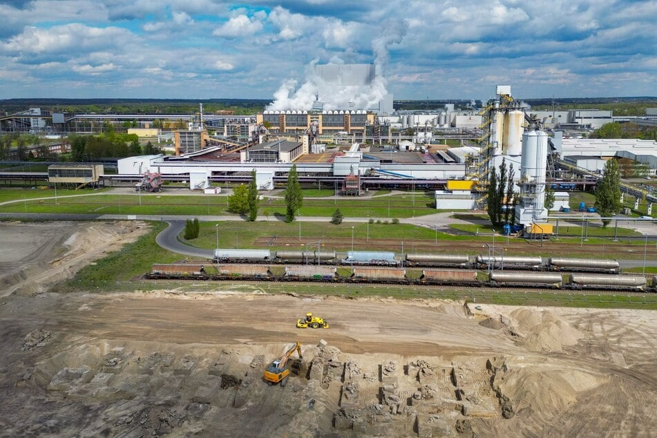 Die Leag hat bereits mit dem Bau eines H2-ready Gaskraftwerkes in Schwarze Pumpe auf der Landesgrenze zwischen Brandenburg und Sachsen begonnen. Zunächst soll es mit Erdgas, später mit Wasserstoff betrieben werden.
